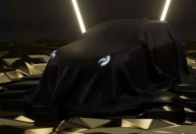 Ford Puma unter einem schwarzen Tuch