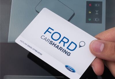 Nahaufnahme einer Ford Carsharing Karte, die an die Fahrzeugscheibe gehalten wird