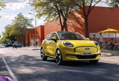 Gelber Ford Puma auf einer Straße bei schönem Wetter und Sonnenschein