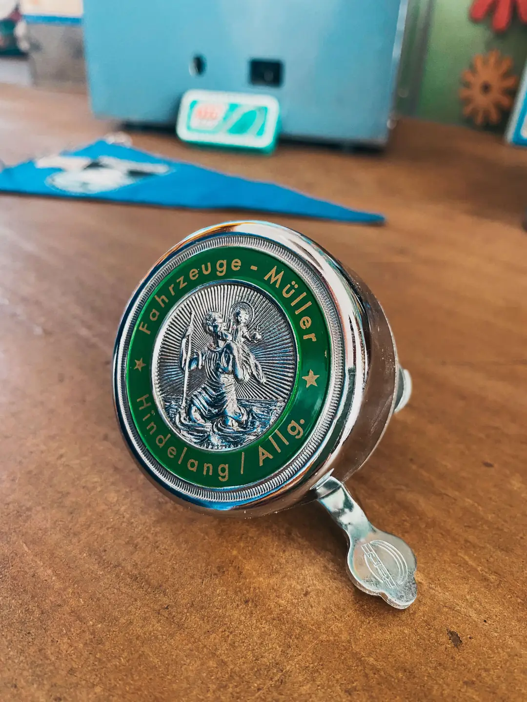 Alte Fahrradklingel mit dem Emblem Fahrzeuge Müller aus Hindelang im Allgäu