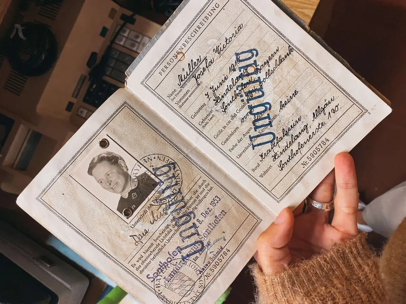 Historische Dokumente der Familie Müller, darunter der Reisepass von Dora Müller von 1953
