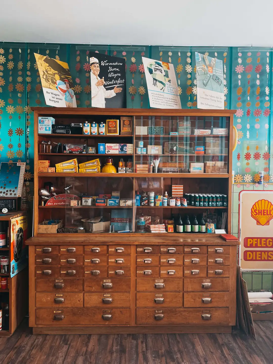 Die original erhaltene Shell-Tankstelle von Dora Müller in der Ausstellungshalle des Autohaus Fersch