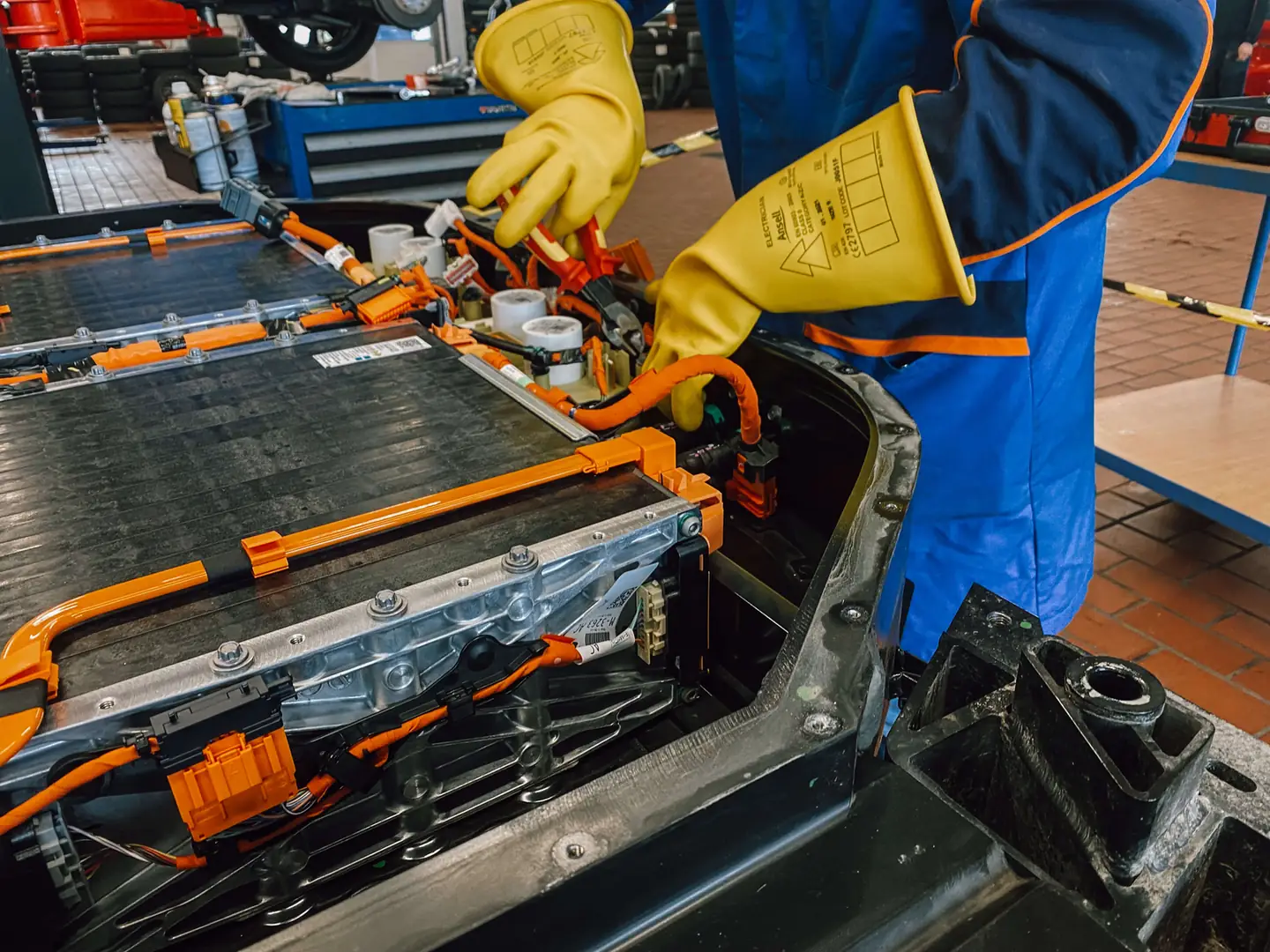 Hochvolt-Service für Elektro- und Hybridfahrzeuge im Autohaus Fersch, Arbeiten an der Batterie
