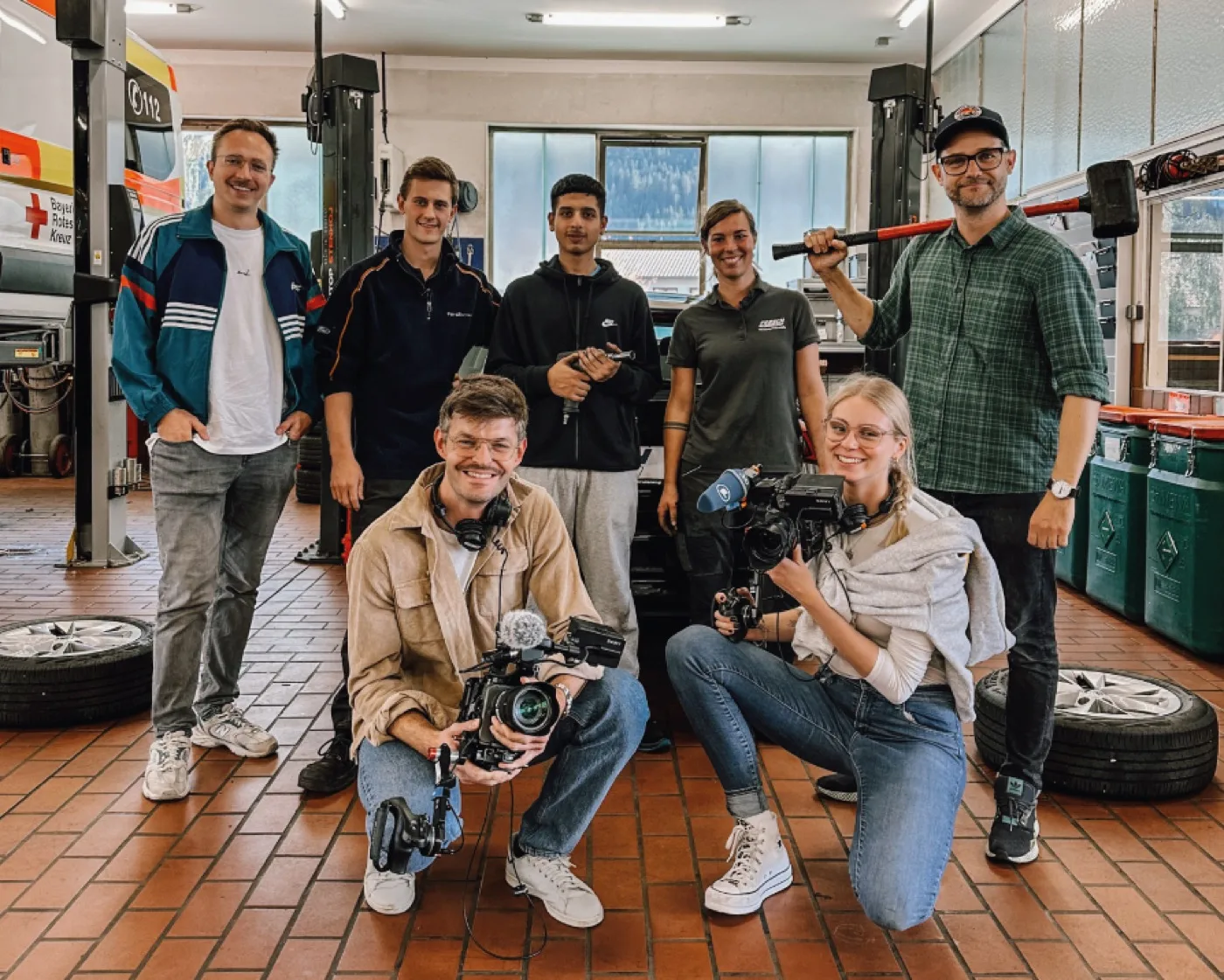 BR-JobChallenge im Autohaus Fersch: das Filmteam mit der Werkstattmannschaft in Bad Hindelang