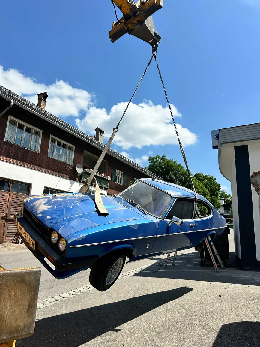 Der halbe Ford Capri wird nach 30 Jahren von der Hauswand des Autohaus Fersch in Bad Hindelang abgebaut