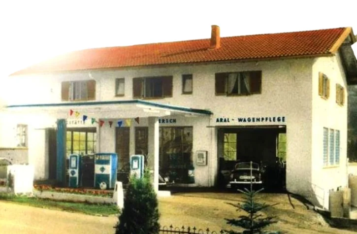 Historische Aufnahme des Autohaus Fersch mit Aral-Zapfsäulen und Wagenpflege