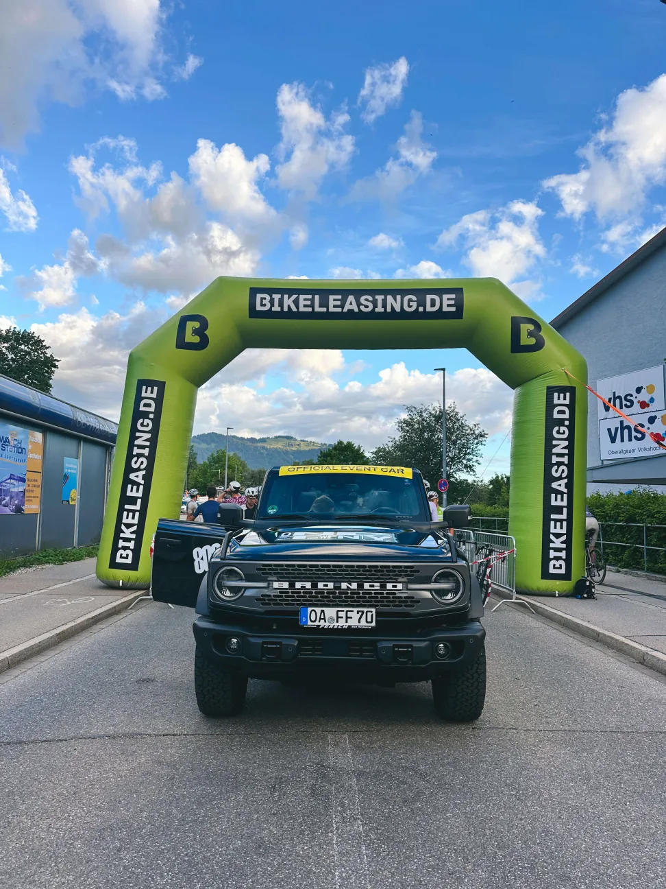 Ford Bronco als Official Event Car des Autohaus Fersch unter dem Startbogen beim Rad Race 120 im Oberallgäu