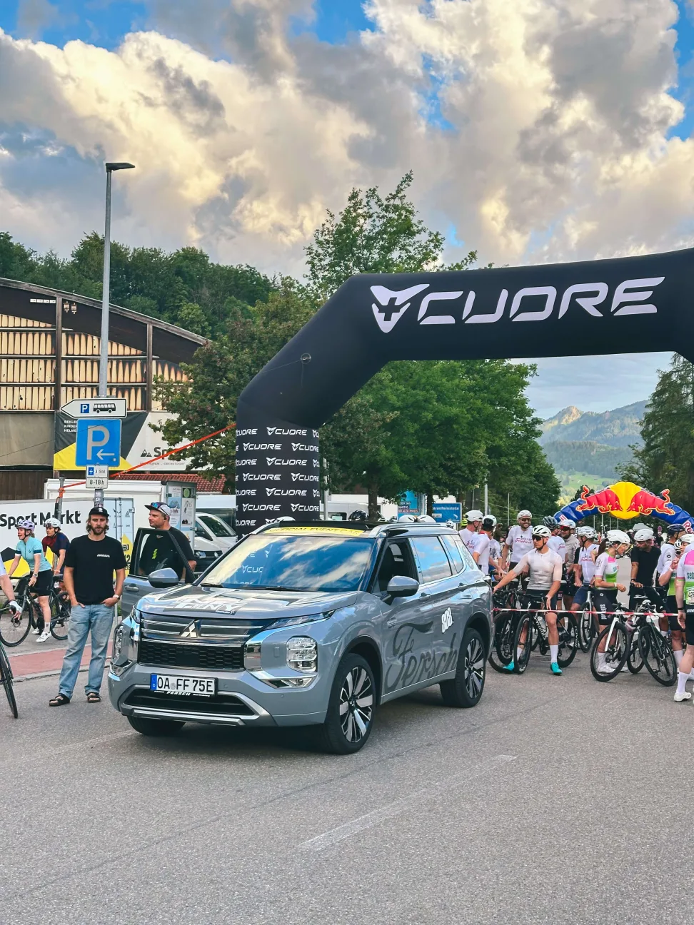 Mitsubishi Outlander des Autohaus Fersch als Official Event Car am Start des Rad Race 120