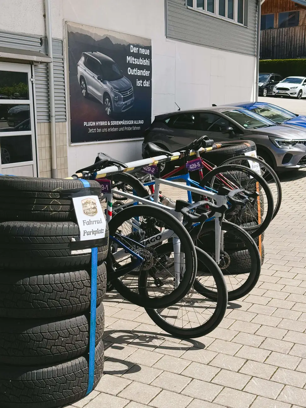 Fahrrad-Parkplatz aus Reifen beim Pit Stop by Autohaus Fersch während des Rad Race 120 in Bad Hindelang