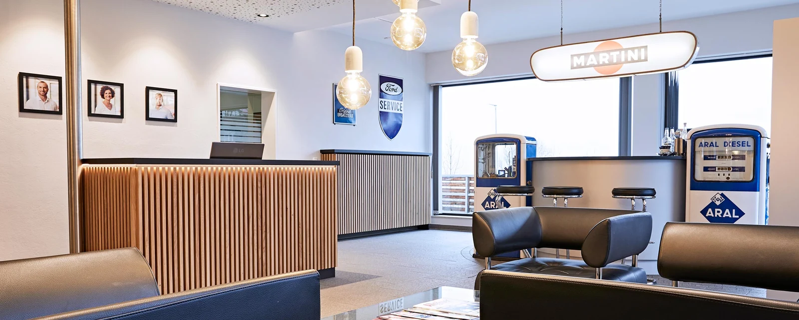 Retro-Lounge im Autohaus Fersch mit originalen Aral-Zapfsäulen und Ford-Emailschild