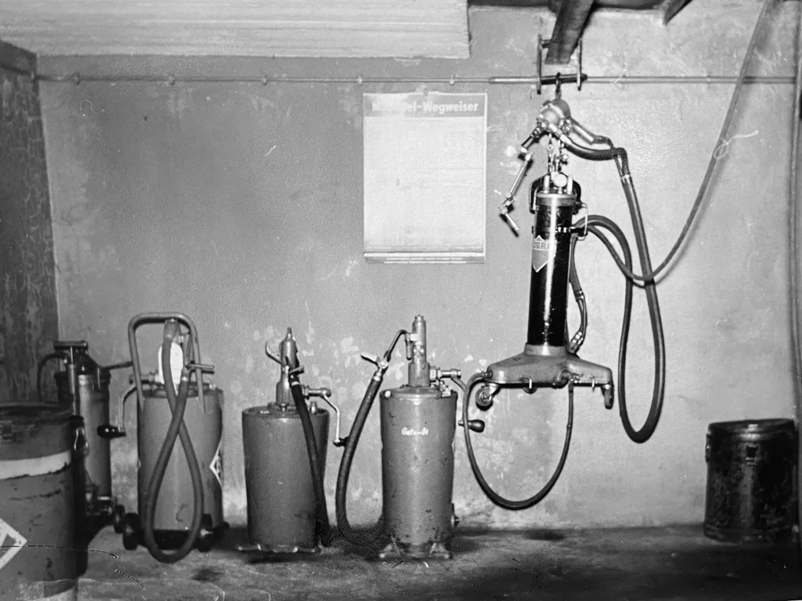 Die Schmiergrube der Aral-Tankstelle von Berta Fersch, 1952