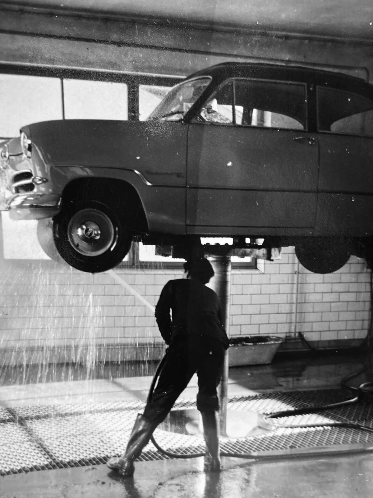 Die Waschhalle mit Hebebühne in den 1950er Jahren
